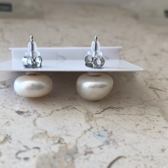 Iris & Lily  Sterling Silver Studs Freshwater Pearl earrings 13mm - Picture 5 of 5